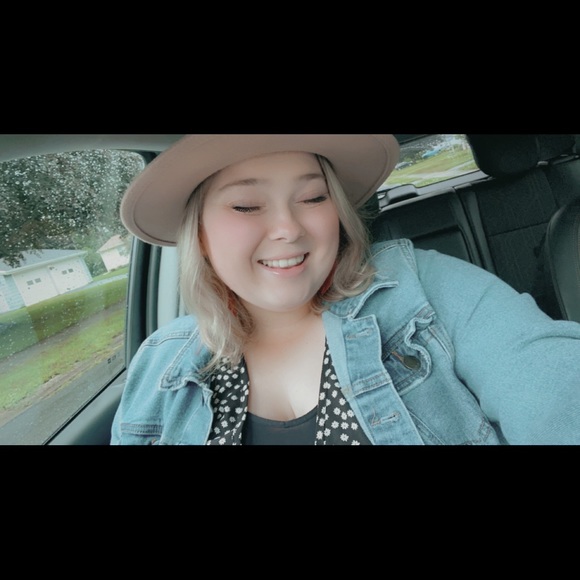 Meet your Posher, Emily - Picture 1 of 1